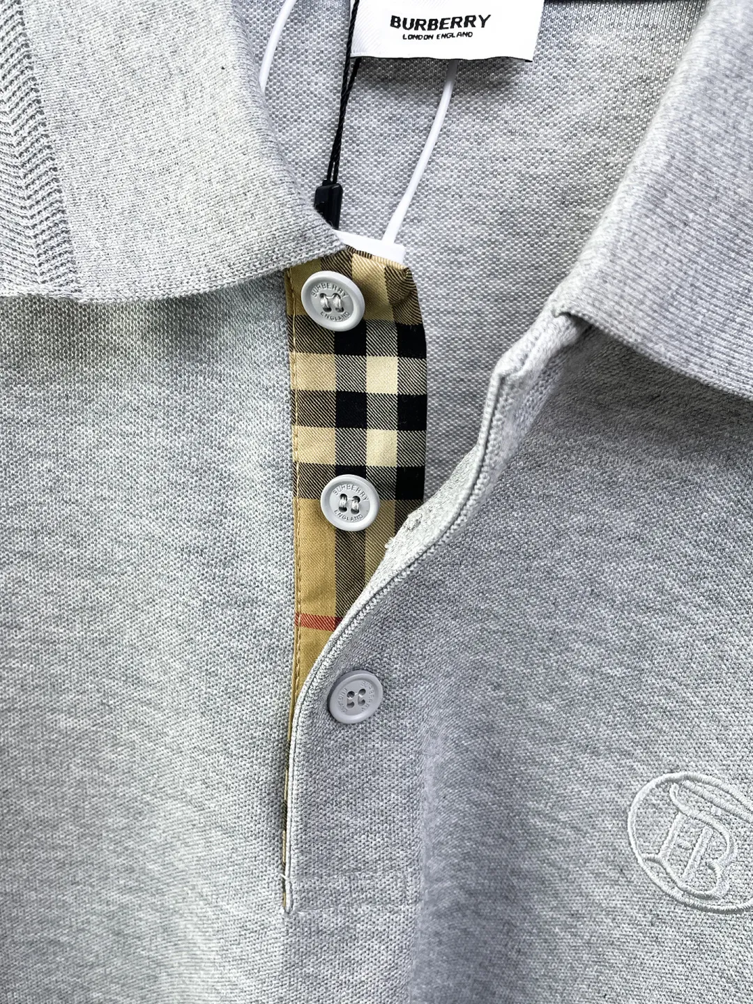 Burberry New Arrival long-sleeved Polo shirt, original fabric, official Same Style, made of 260 grams of pure cotton pique fabric, custom-made in the same vat, feels very comfortable and smooth, very wide and stylish, produced by a first-line brand Factory. The collar and collar ribs are woven with imported yarn and will not deform after long-term wear. The most New Arrival style in spring and summer, fashionable and individual, super Versatile and good-looking, very suitable for both men and women, a must-have style. Size: S-XXL